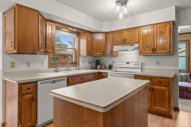 1211 Highpoint LANE, Waukesha, WI 53189