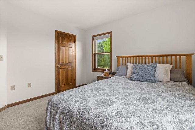 1211 Highpoint LANE, Waukesha, WI 53189