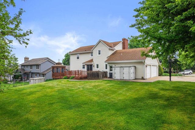 1211 Highpoint LANE, Waukesha, WI 53189