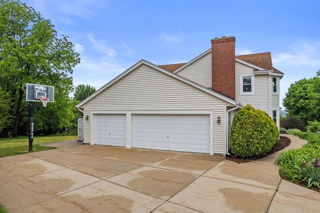 1211 Highpoint LANE, Waukesha, WI 53189