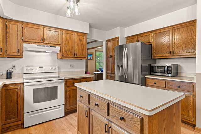 1211 Highpoint LANE, Waukesha, WI 53189