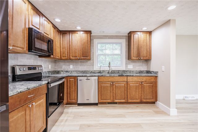 24 Carriage Court, Pittsford, NY 14534