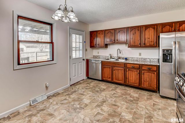 1217 W SHERMAN Street, Taylorville, IL 62568