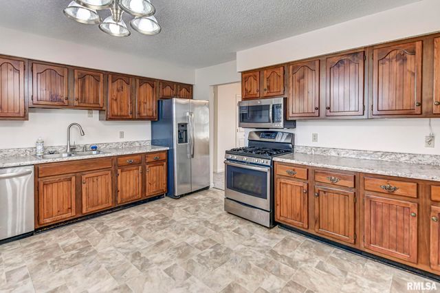 1217 W SHERMAN Street, Taylorville, IL 62568