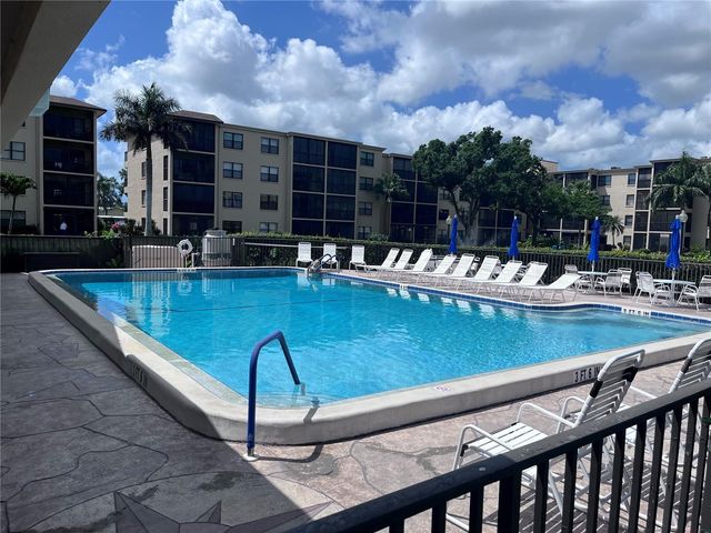 315 30TH AVENUE W B203, Bradenton, FL 34205