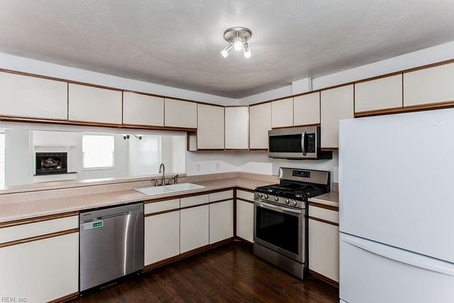 1748 Unicorn DR, Virginia Beach, VA 23454