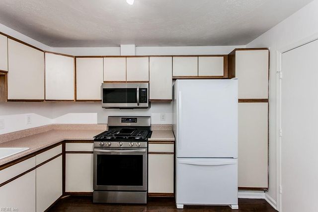 1748 Unicorn DR, Virginia Beach, VA 23454