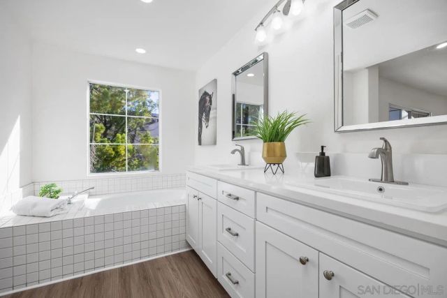 5125 Renaissance Ave B, San Diego, CA 92122