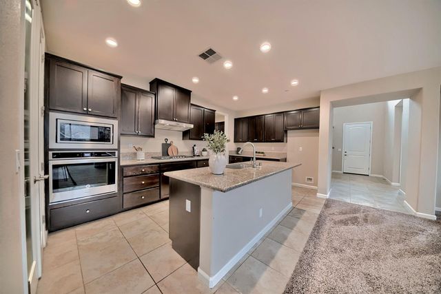 824 River Pointe Cir, Oakdale, CA 95361