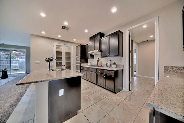 824 River Pointe Cir, Oakdale, CA 95361