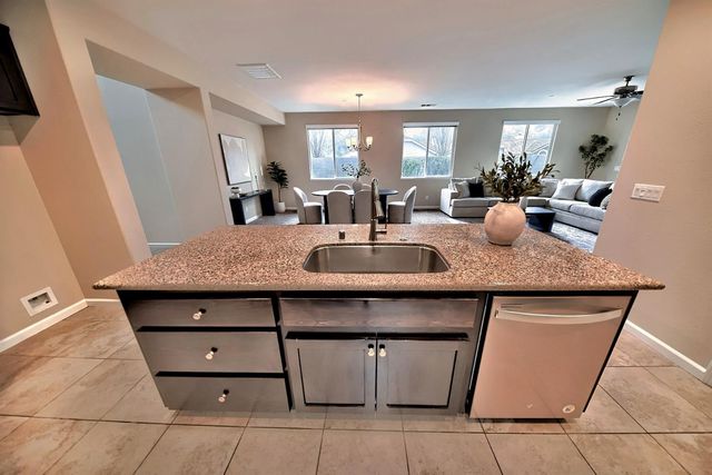 824 River Pointe Cir, Oakdale, CA 95361