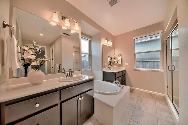 824 River Pointe Cir, Oakdale, CA 95361