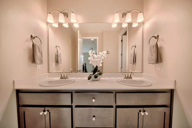 824 River Pointe Cir, Oakdale, CA 95361