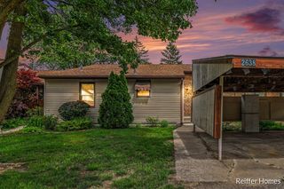 2638 Chatham Woods Drive, Grand Rapids, MI 49546