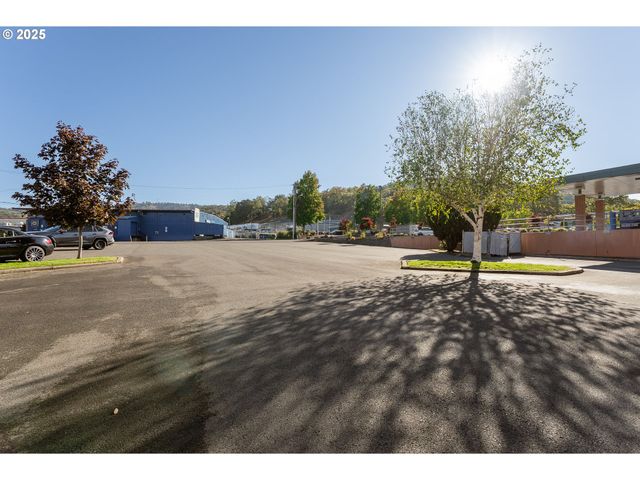 1347 Ne STEPHENS St, Roseburg, OR 97470