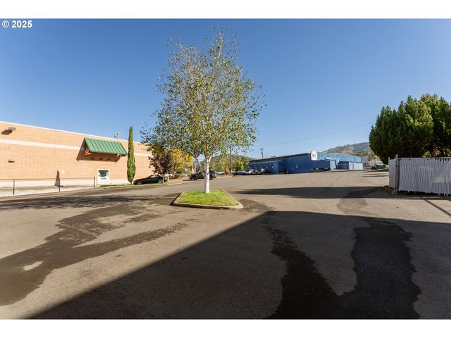 1347 Ne STEPHENS St, Roseburg, OR 97470