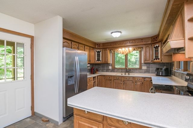 35 Old Stagecoach Dr, Monson, MA 01057
