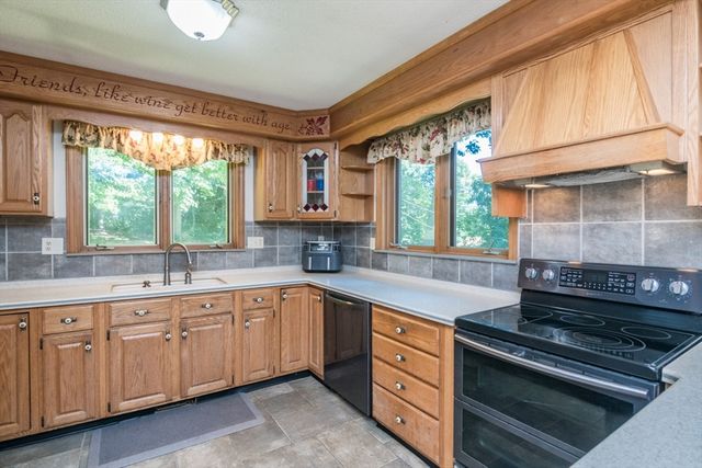 35 Old Stagecoach Dr, Monson, MA 01057