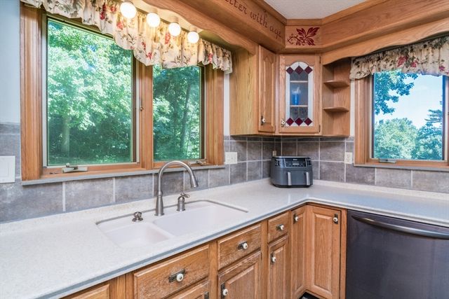 35 Old Stagecoach Dr, Monson, MA 01057