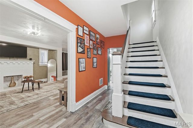 4449 W Belle Place, St Louis, MO 63108