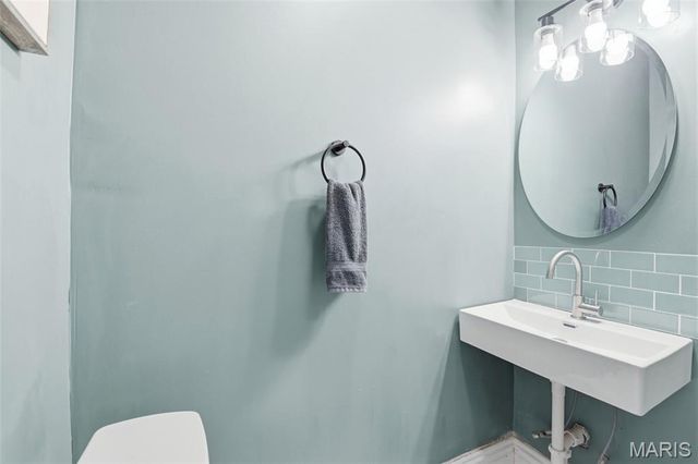 4449 W Belle Place, St Louis, MO 63108