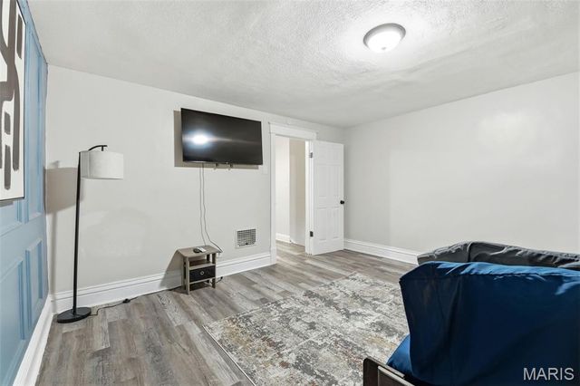 4449 W Belle Place, St Louis, MO 63108