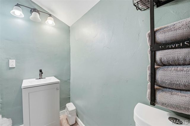 4449 W Belle Place, St Louis, MO 63108