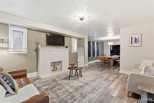 4449 W Belle Place, St Louis, MO 63108