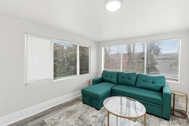 4449 W Belle Place, St Louis, MO 63108