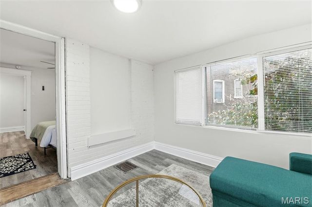 4449 W Belle Place, St Louis, MO 63108