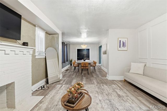 4449 W Belle Place, St Louis, MO 63108