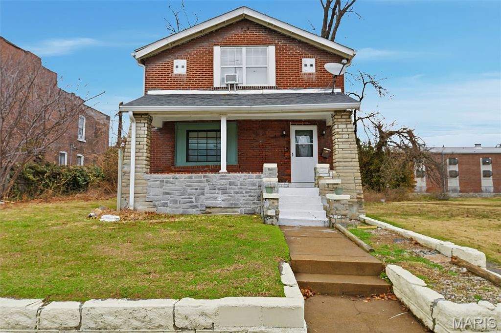 4449 W Belle Place, St Louis, MO 63108