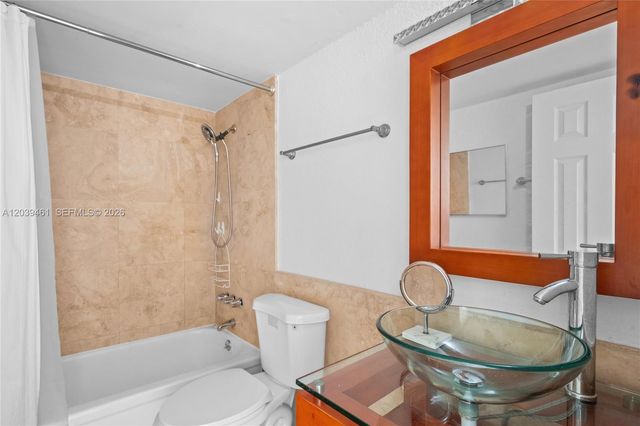 541 Blue Heron Dr 308, Hallandale Beach, FL 33009