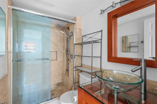 541 Blue Heron Dr 308, Hallandale Beach, FL 33009
