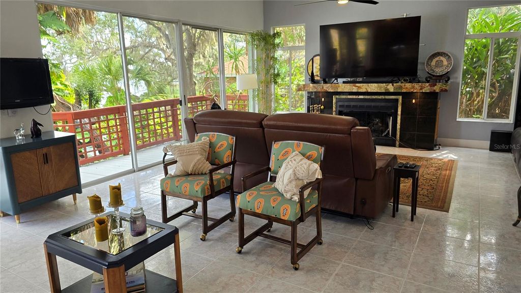 Image 6 of property listing at Address unavailable.