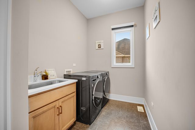 7831 NORTHWOODS Drive, Frankfort, IL 60423