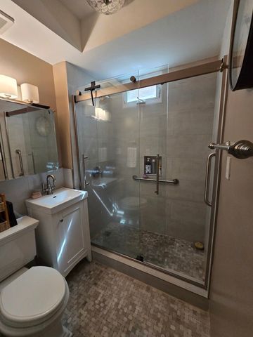 2238 W Carmen Avenue, Chicago, IL 60625