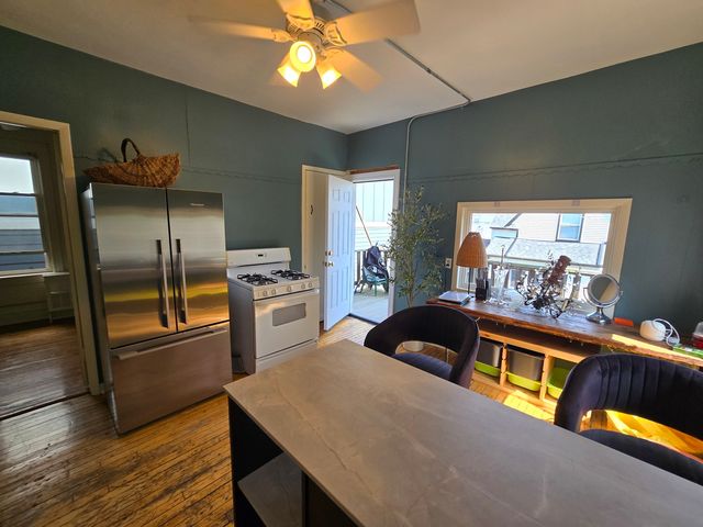 2238 W Carmen Avenue, Chicago, IL 60625