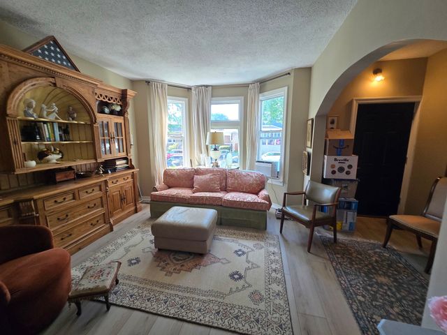 2238 W Carmen Avenue, Chicago, IL 60625