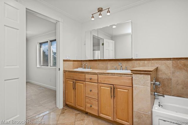 3013 Moon Lake Drive, West Bloomfield, MI 48323