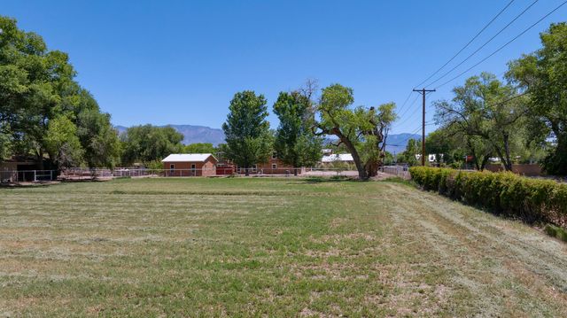 1001 El Pueblo Road NW, Los Ranchos, NM 87114