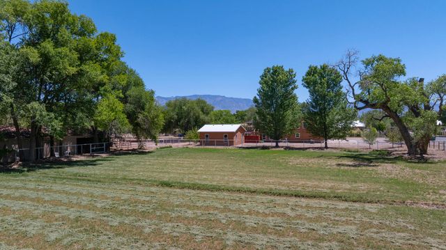 1001 El Pueblo Road NW, Los Ranchos, NM 87114