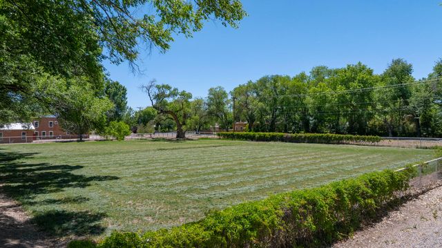 1001 El Pueblo Road NW, Los Ranchos, NM 87114