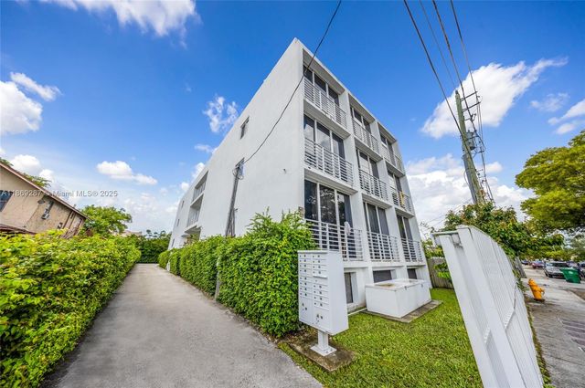 542 SW 3rd St, Miami, FL 33130