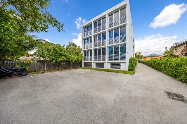 542 SW 3rd St, Miami, FL 33130