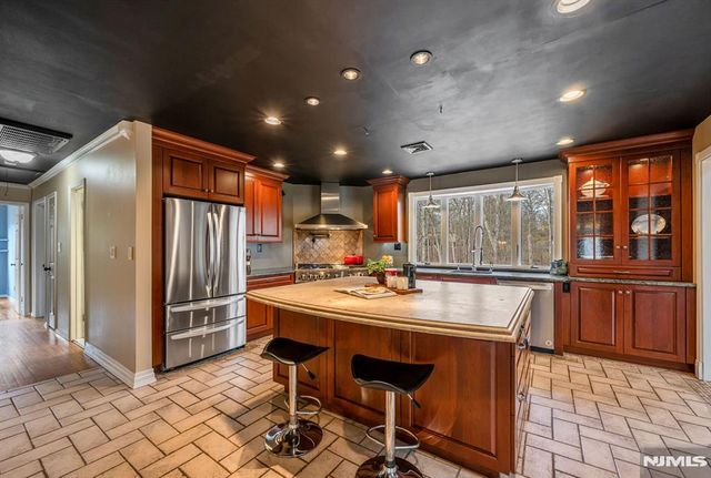 87 Buena Vista Drive, Ringwood, NJ 07456