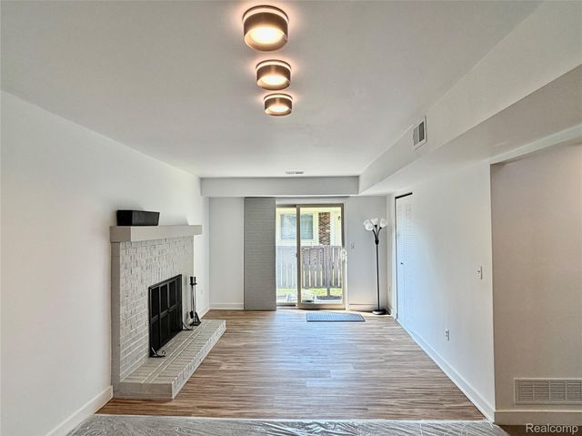 2952 Roundtree Drive, Troy, MI 48083