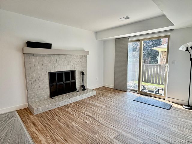 2952 Roundtree Drive, Troy, MI 48083