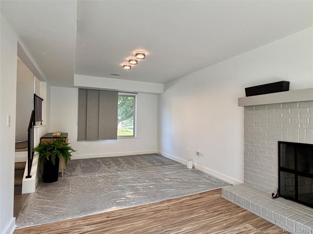 2952 Roundtree Drive, Troy, MI 48083