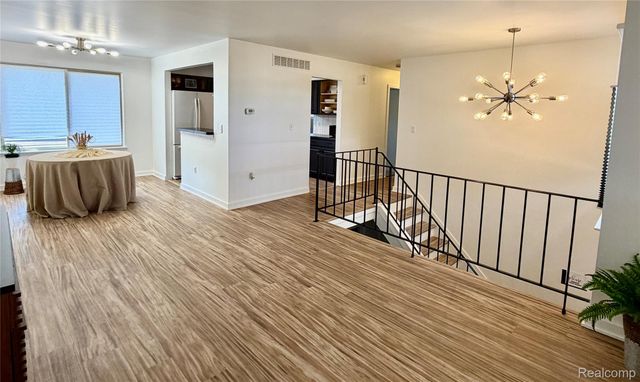 2952 Roundtree Drive, Troy, MI 48083